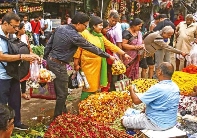 বেল-ধুতরো ফল-আকন্দের মালার দাম আগুন, হাত দিয়েই ছেঁকা খাচ্ছে মধ্যবিত্ত&nbsp;