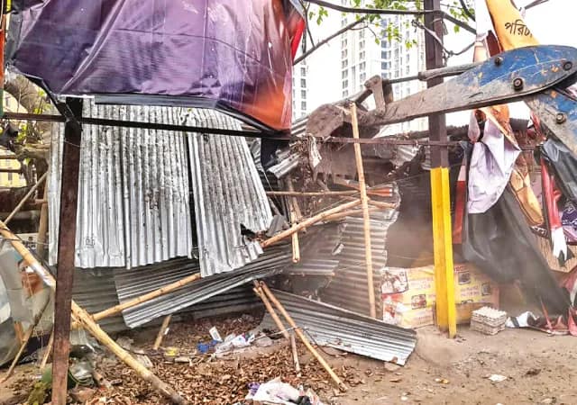 অবৈধ দখলদার সরাতে আসরে পুরসভা সিঁথির মোড় থেকে অভিযানের সূচনা