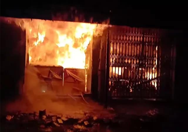 আমতায় দুটি দোকানে বিধ্বংসী আগুন! ব্যাপক ক্ষয়ক্ষতি