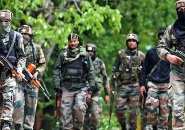জম্মু ও কাশ্মীরের রাজৌরিতে সেনার ট্রাক লক্ষ্য করে গুলিবৃষ্টি জঙ্গিদের