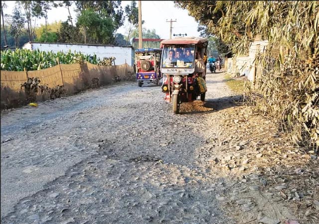 চাঁচলে সদরে যাওয়ার প্রায় দশ কিমি রাস্তা বেহাল, মেরামত না হওয়ায় বিরক্ত স্থানীয়রা
&nbsp;