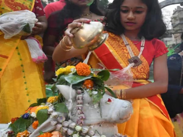 তারকেশ্বরে শিবরাত্রি উপলক্ষ্যে ভক্ত সমাগম, ভিড় গঙ্গার ঘাটগুলিতেও