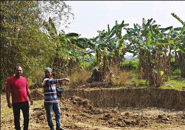 চাষের জমি থেকে মাটি কাটা বন্ধ করলেন স্থানীয় বাসিন্দারা
