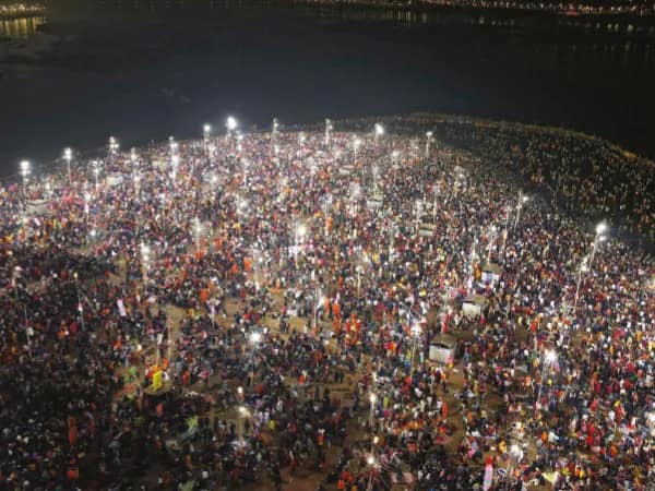 শিবরাত্রির শাহি স্নানের মধ্যে&nbsp; দিয়ে কুম্ভমেলায় সমাপ্তির সুর