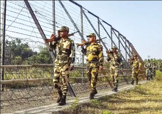শূন্যে গুলি, অনুপ্রবেশ আটকে দিল বিএসএফ