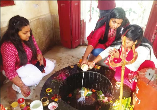 রাজ আমলের স্মৃতি বিজরিত হাতিন্দার শিবমন্দিরে হাজার হাজার ভক্তের সমাগম