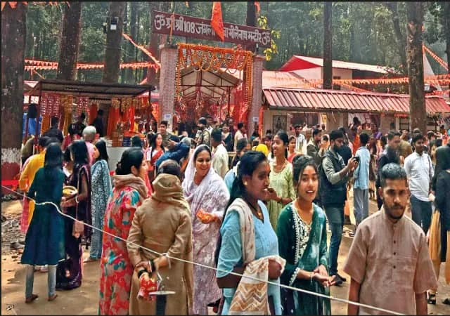 জংলিবাবা মন্দিরে পুজো দিতে এসে বাইসন, চিতাবাঘ ও গজরাজ দর্শন