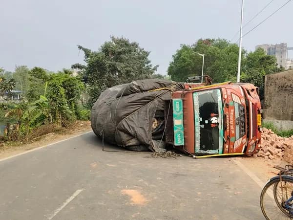 বাইপাসে উল্টে গেল ট্রাক, সমস্যায় স্কুল পড়ুয়া-নিত্যযাত্রীরা