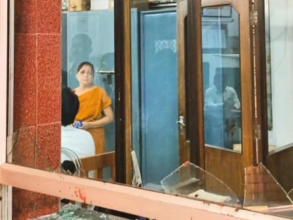 ওভারহেড তার ছিঁড়ে বন্ধ ট্রেন, দুর্ভোগ,&nbsp; &nbsp;আড়াই ঘণ্টা পরিষেবা ব্যাহত হাওড়া-ব&zwj;্যান্ডেল শাখায়