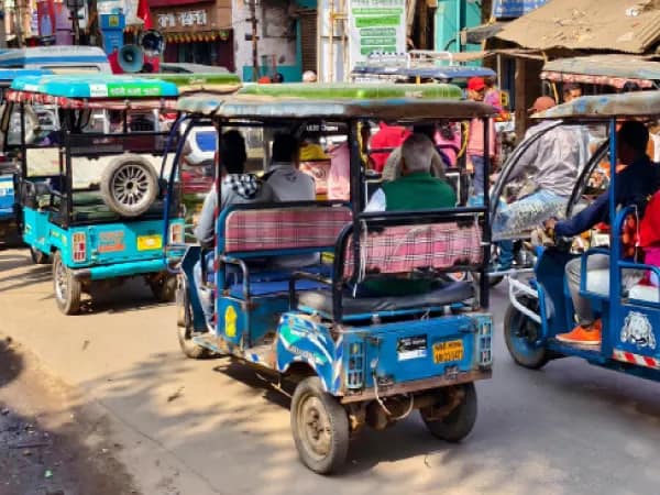 টোটো ও অটোর দাপট, সিউড়ির বিভিন্ন রুটে কমছে বাসের সংখ্যা