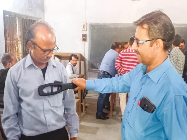 পরীক্ষাকেন্দ্রে প্রবেশের মুখে মেটাল ডিটেক্টর দিয়ে চেকিং&nbsp;