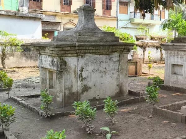 অবহেলায় ডেনিস সমাধিস্থল, ক্ষোভ পর্যটকদের