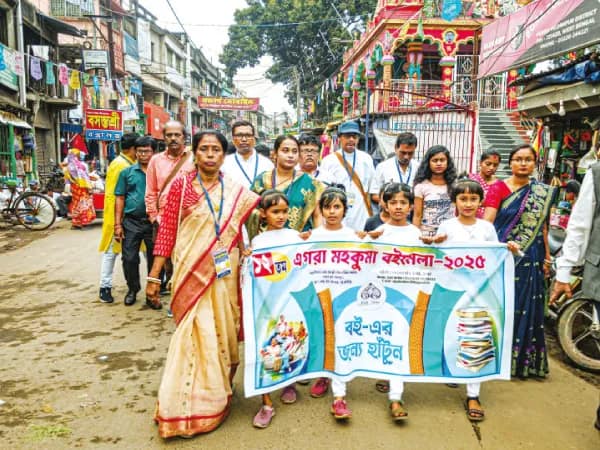 পাঠকদের ভিড়ে জমে উঠেছে এগরা বইমেলা