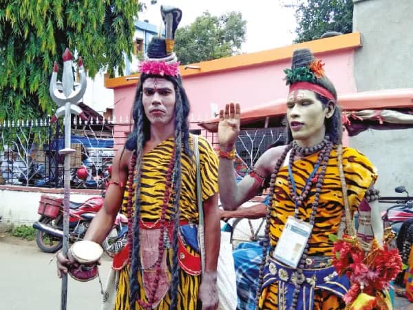 সাত সকালেই শিব সেজে হাজির বহুরূপীর দল