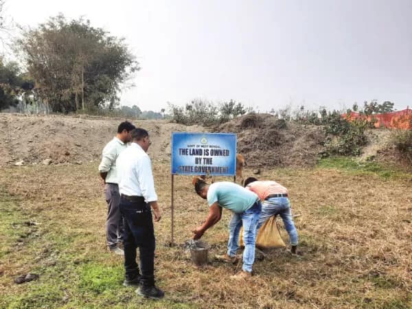 ফাঁসিদেওয়ায় খাস জমি দখলমুক্ত করে সরকারি বোর্ড লাগাল ভূমিদপ্তর
