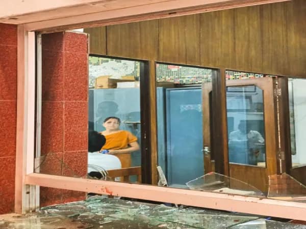 ওভারহেড তার ছিঁড়ে বন্ধ ট্রেন, দুর্ভোগ, আড়াই ঘণ্টা পরিষেবা ব্যাহত হাওড়া-ব&zwj;্যান্ডেল শাখায়