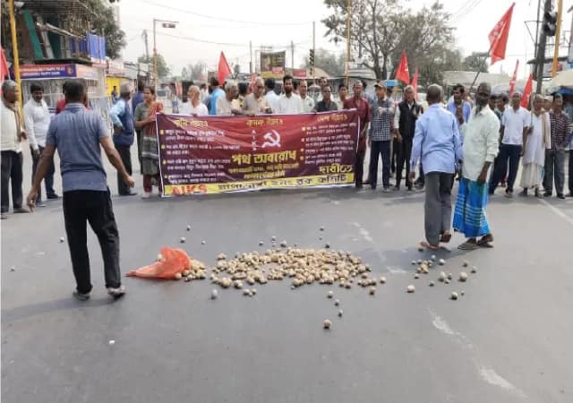 আলু ফেলে জাতীয় সড়ক অবরোধ