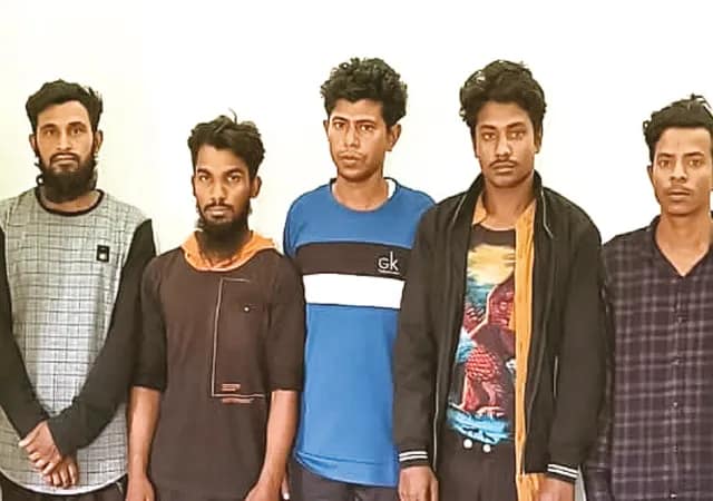 ধানতলার দত্তপুলিয়ায় পুলিসি অভিযানে গ্রেপ্তার ৫ বাংলাদেশি