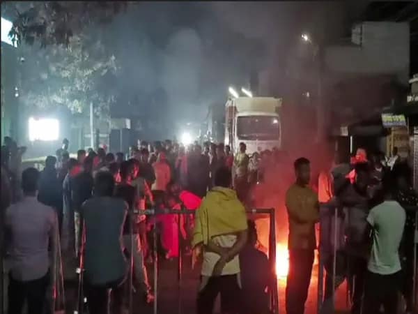 ইভটিজিংয়ের অভিযোগ, তীব্র বিক্ষোভ বারাসতে