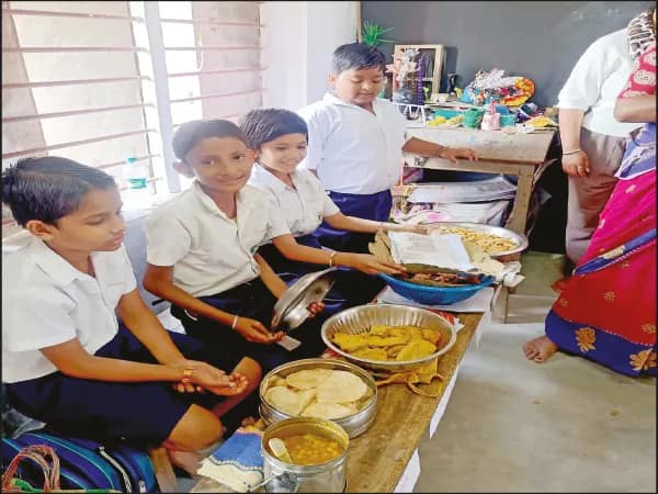 স্কুলে খাদ্যমেলায় মোগলাইয়ের দাম ২ টাকা, মাত্র ৩ টাকাতেই ফ্রায়েড রাইস-চিলি চিকেন&nbsp;