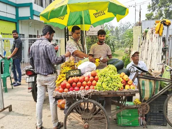রমজান মাস শুরু হতেই আপেল থেকে শসার দাম বাড়ছে জঙ্গিপুরে
