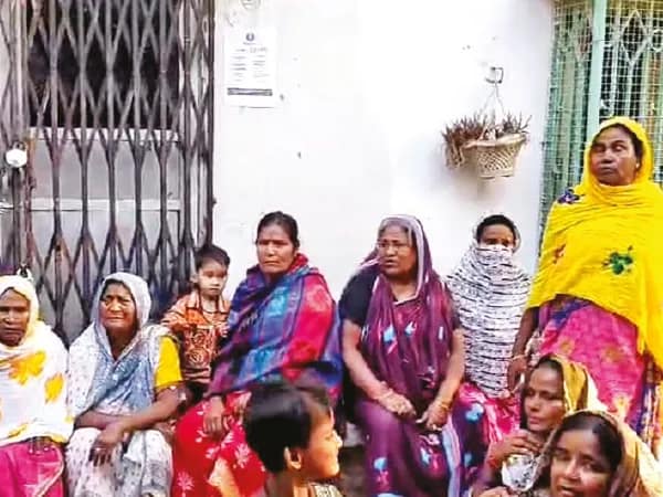 ঋণের টাকা দিতে না পারায় এজেন্টের সামনেই কীটনাশক খেয়ে আত্মঘাতী বধূ