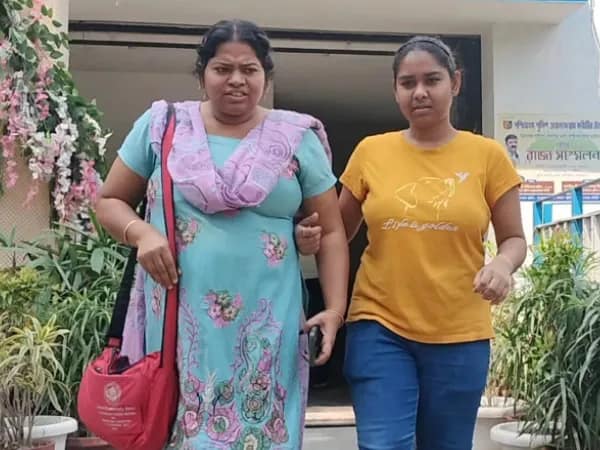 অচেনা নম্বর থেকে অ্যাকাউন্টে ঢোকা ২,৪০০&nbsp; টাকা ফেরাতে সটান থানায় হাজির মা ও মেয়ে
