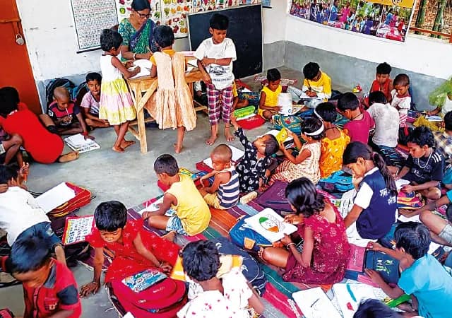 ভূতপাড়ার আদিবাসী পড়ুয়াদের নিয়ে পাঠশালা, আনন্দে পড়ছে কচিকাঁচারা