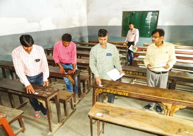 টুকলি রুখতে মেটাল ডিটেক্টর দিয়ে তল্লাশি&nbsp;