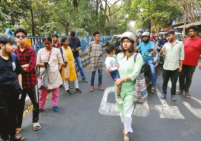 যাদবপুরে এসএফআই বিরোধী নকশাল নেতাকে আঁকড়েই বাঁচার চেষ্টা বামেদের
