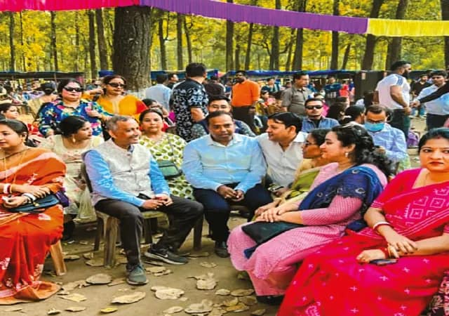বাগডোগরার জঙ্গলে চার হাজার নাগরিককে নিয়ে মেয়রের পিকনিক