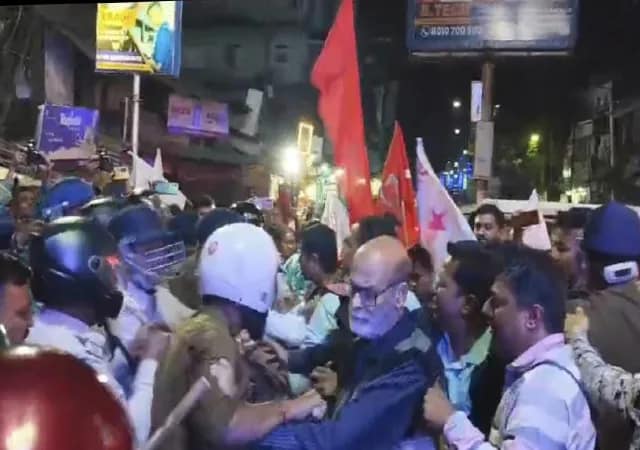 এসএফআইয়ের বিক্ষোভ ঘিরে পুলিসের সঙ্গে ধস্তাধস্তি