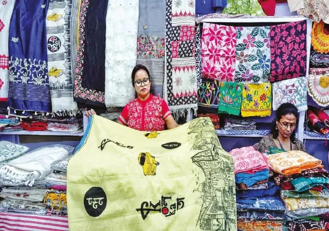 শাড়ির আঁচলে হলুদ ট্যাক্সি, সময়ের সাক্ষীকে গায়ে চড়াতে হস্তশিল্প মেলায় মনীষাদের ভিড়