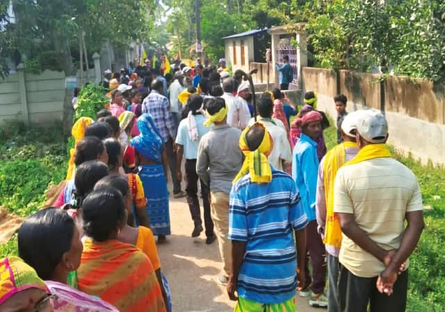 ডেবরায় তৃণমূল ব্লক সভাপতির বাড়ি ঘেরাও করে আদিবাসীদের বিক্ষোভ