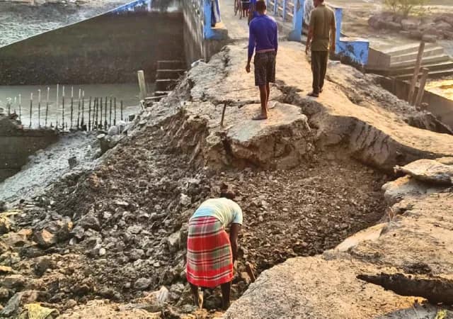 দুই ২৪ পরগনাজুড়ে একের পর এক&nbsp;নদী বাঁধে ধস, প্রবল আতঙ্কে স্থানীয়রা