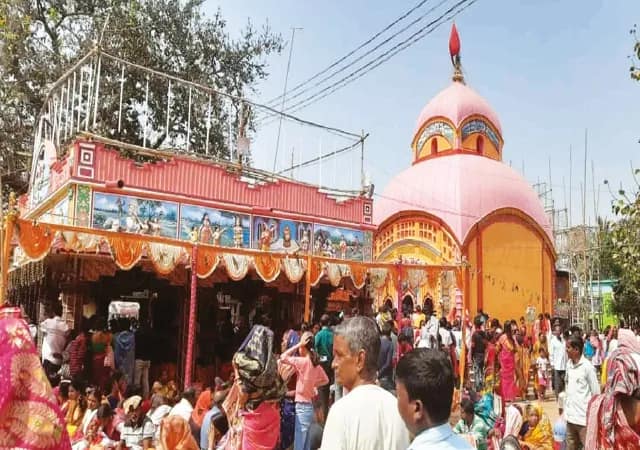 গড়বেতায় বসন্ত রায় জিউ মন্দিরে শিবরাত্রি মেলা ঘিরে আনন্দোৎসব