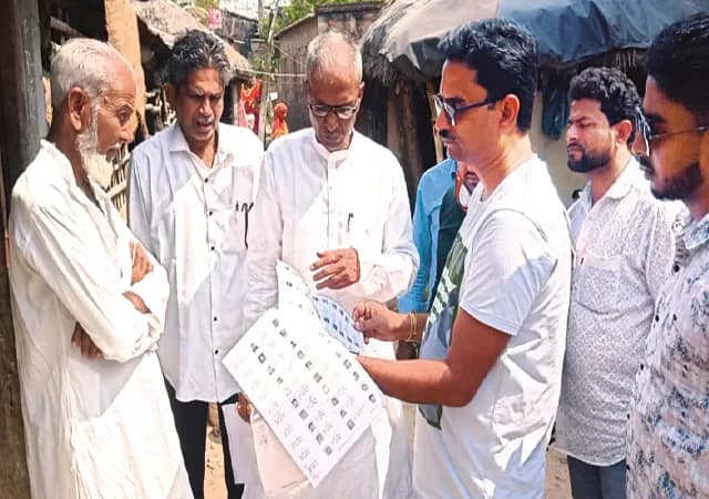 ভূতুড়ে ভোটার ধরতে তালিকা ধরে&nbsp;বাড়ি বাড়ি ঘুরলেন দাঁতনের বিধায়ক