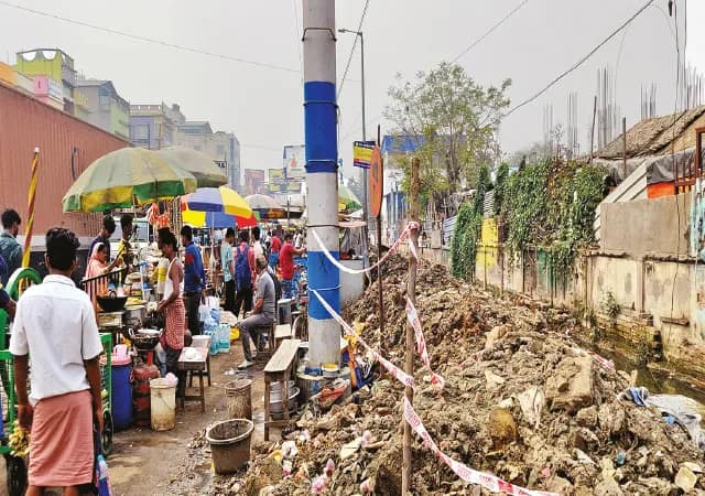 নির্দেশ অমান্য করে রামপুরহাট মেডিক্যালের সামনে নিকাশি নালার উপর ফের অস্থায়ী খাবারের দোকান