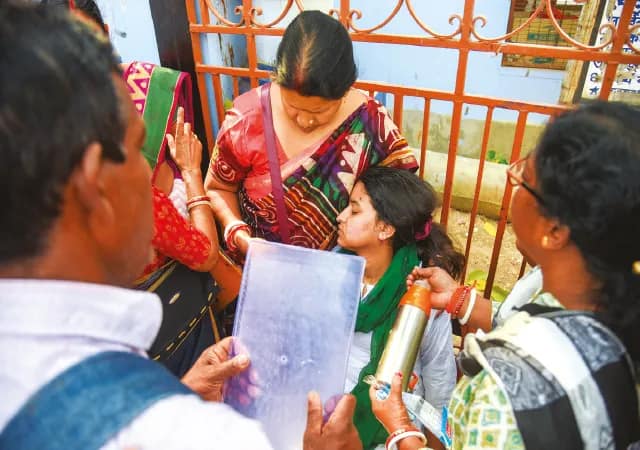 পরীক্ষা কেন্দ্রে অচৈতন্য ছাত্রীর চিকিৎসায় গাফিলতির অভিযোগ