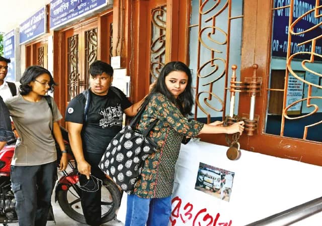 ছাত্র ধর্মঘটের আড়ালে রাজ্যে বামেদের গুন্ডামি