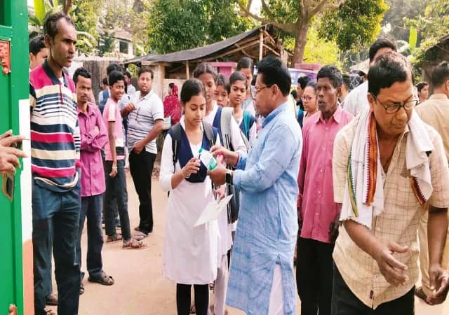 উচ্চ মাধ্যমিকের পরীক্ষা নির্বিঘ্নেই দুই মেদিনীপুরে