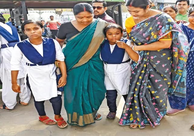 শান্তিপুরে অভাবের সঙ্গে লড়াই করে উচ্চ মাধ্যমিকে দিব্যাঙ্গ যমজ বোন