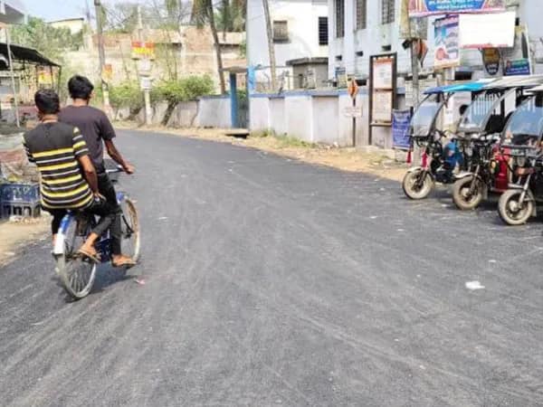 বিটুমেনের সঙ্গে প্লাস্টিক মিশিয়ে তৈরি হচ্ছে রাস্তা