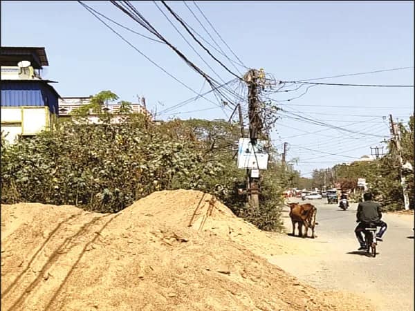 বাংলার বাড়ি তৈরির জন্য বাড়ছে চাহিদা, অবৈধ বালির ব্যবসা রমরমা