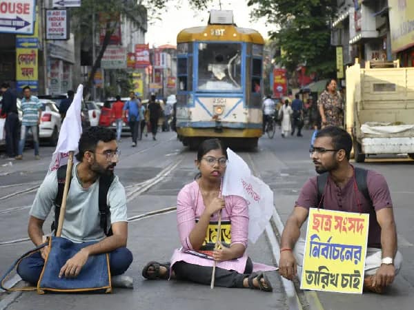ব্রাত্যর ফোনে সন্তুষ্ট ইন্দ্রানুজের বাবা, মন্ত্রীর&nbsp; পদত্যাগ নয়, অভিযোগ প্রত্যাহারের আর্জি