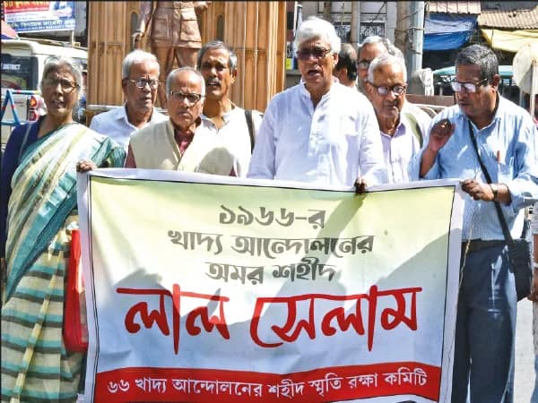 টোটো চলাচলে বেনিয়মে বাড়ছে যানজট, নির্দিষ্ট স্ট্যান্ডের দাবি তেহট্টে