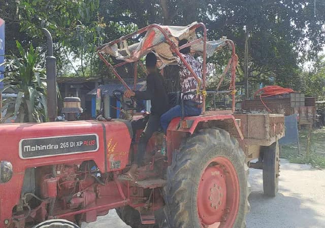 পিরোজপুর কুলিক নদীতে মাটি পাচার, চালক সহ আটক ট্রাক্টর