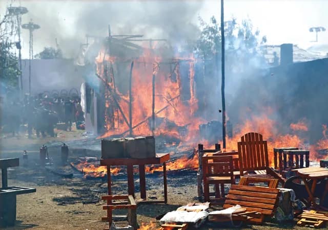 আগুনের গ্রাসে হস্তশিল্প মেলা পুড়ল বহু স্টল, ক্ষুব্ধ শিল্পীরা