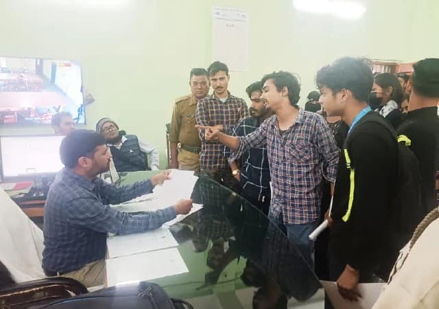 আর্থিক অনিয়মের অভিযোগ, কলেজে বিক্ষোভকারীদের মার