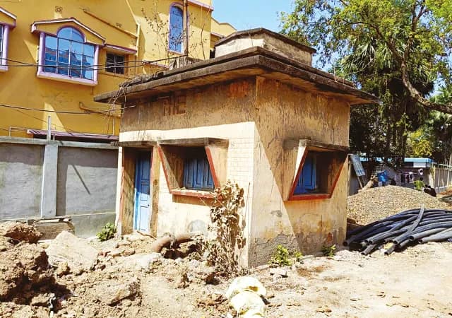 খড়গ্রামে রাস্তার কাজে ক্ষতিগ্রস্ত পাইপ লাইন, ২ মাস ধরে পানীয় জলের সঙ্কট